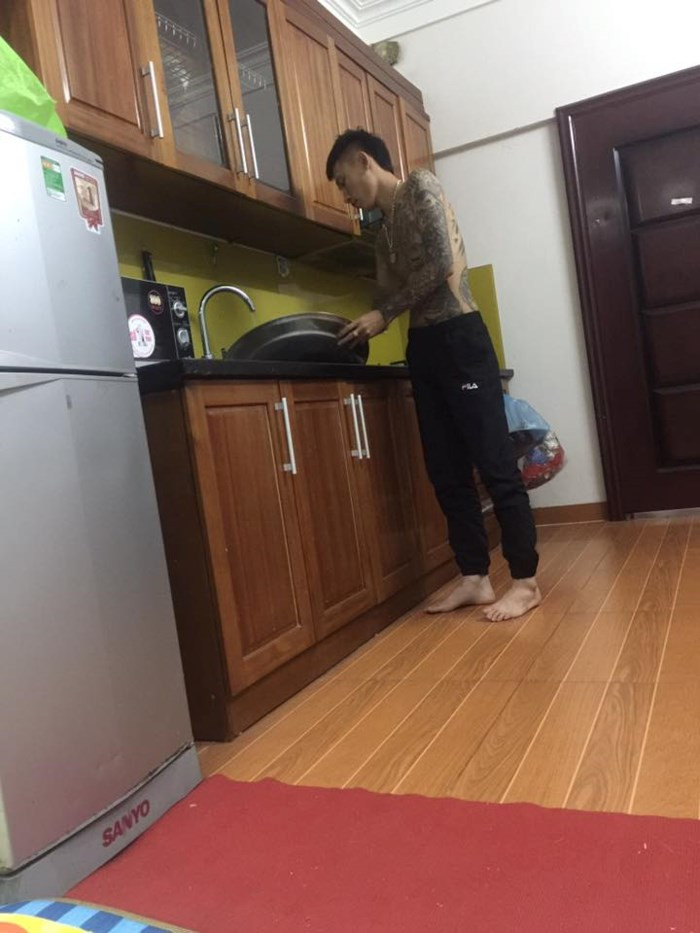 Q.N nói: “Cho em khoe tí ạ. Người yêu em đây ạ. Lau nhà, rửa bát, giặt đồ thậm chí lau chân luôn. Anh làm hết các chị ạ. Mỗi tội làm xong là em làm lại. Chả hiểu sao em chỉ tin mỗi việc ổng kiếm tiền và bảo vệ em thôi chứ tất cả mọi việc em đều muốn tự tay làm cho nhanh, không yên tâm giao cho ông được”.