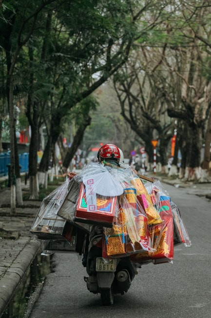 Nữ tác giả này nhận xét, tập tục đốt vàng mã là một giải pháp mang tinh thần mà người Việt thực hiện nhằm giải quyết vấn đề tài chính của tổ tiên. Cụ thể, số tiền bị đốt sẽ dùng để trả các khoản nợ mà người đã mất chưa trả được khi còn sống. Ảnh: The Culture Trip.