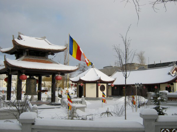 Chùa Trúc Lâm - Kharkov. Khánh thành trước dịp Tết nguyên đán 2008 tại Kharkov, Ukraine, chùa Trúc Lâm - Kharkov là ngôi chùa của người Việt đầu tiên tại quốc gia Đông Âu này. Ảnh: Phật học.