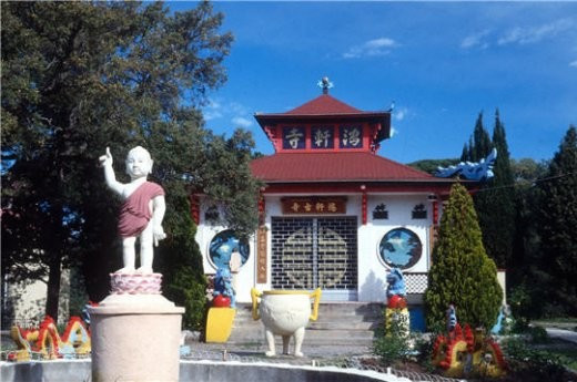 Chùa Hồng Hiên là ngôi chùa cổ nhất do người Việt sáng lập ở Pháp và cũng là ngôi chùa cổ nhất trên đất Pháp. Ngày nay chùa được xem là một thắng cảnh ở miền Nam nước Pháp. Ảnh: Đường về nẻo chính.
