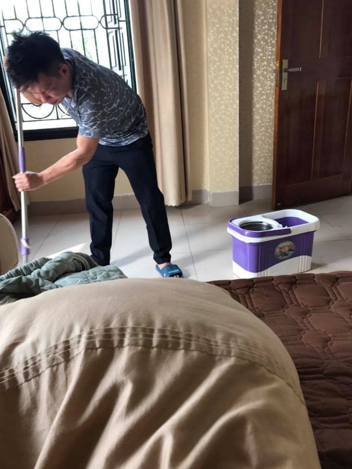 Nhiều người vợ khác thì kêu trời với sự thay đổi của nửa kia sau khi kết hôn: “Vợ chồng mình yêu nhau 5 năm. Khi yêu nhau chồng mình nào là vô nhà vợ rửa bát quét nhà nấu ăn. Giặt đồ cho vợ. Đếm tháng đi mua băng vệ sinh hộ. Giờ cưới rồi nhác như gì ấy” H.T kể lể.
