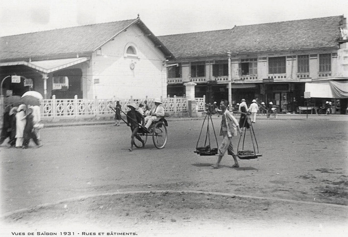Khu nhà của ga Sài Gòn cạnh đầu đường Colonel Budonnet, nay là đường Lê Lai, năm 1931. Ảnh tư liệu.