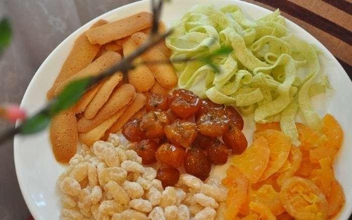 3. Mùi hương ngọt ngào của đủ các loại mứt Tết khiến trẻ em háo hức đến ứa nước miếng, còn người lớn thì hoài niệm về những cái Tết thời ấu thơ của mình.