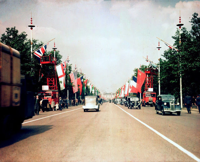 Cờ các nước Đồng minh được treo trên đường phố London trong ngày Chiến thắng, 3/9/1945. Ảnh: Getty.