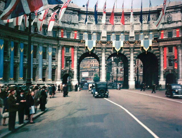 Tòa nhà Admiralty Arch được trang hoàng bằng cờ các quốc gia thuộc Liên hiệp Anh ngày Chiến thắng ở London, 3/9/1945. Ảnh: Getty.