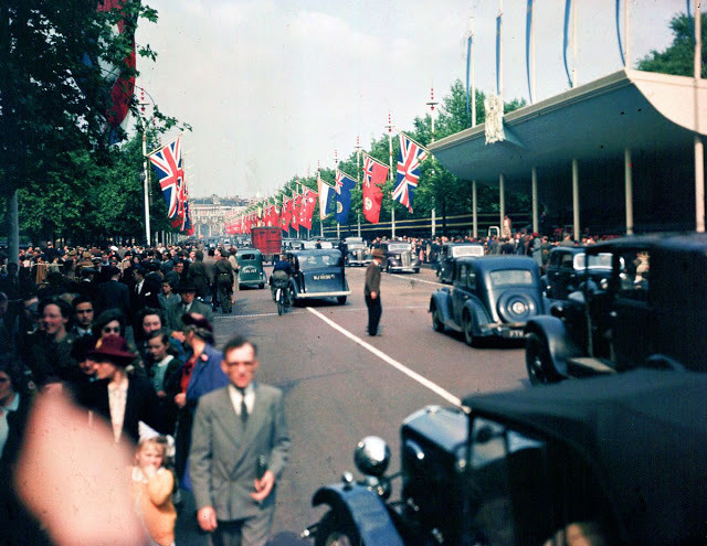 Đám đông trên đại lộ The Mall, 3/9/1945. Ảnh: Getty.