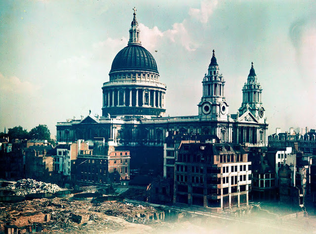 Nhà thờ St. Paul's vẫn còn nguyên vẹn giữa các tòa nhà bị phá hủy bởi bom đạn của quân Đức, ngày 10/12/1943. Ảnh: Getty.