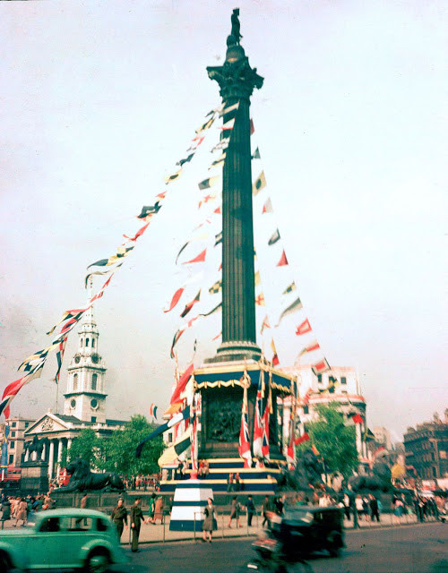 Cột Nelson được trang hoàng đểchào mừng ngày Chiến thắng 3/9/1945. Ảnh: Getty.