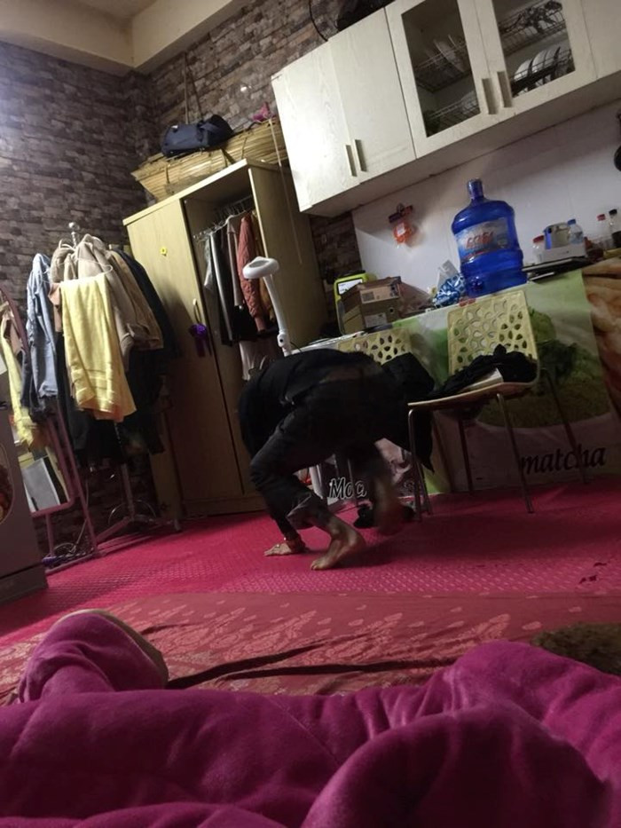 Đăng kèm với note trên là hình ảnh một người đàn ông xăm trổ nhưng đang rất chịu khó làm việc nhà. Có vẻ như anh chẳng ngại bất cứ việc gì dù từ nặng nhọc đến nhẹ nhàng.