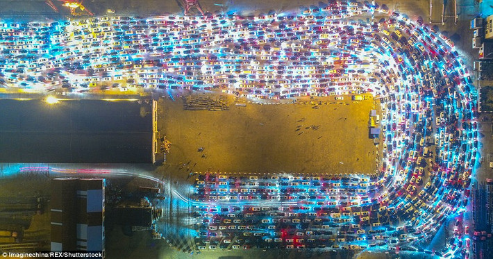 Theo trang mạng Sina, có thời điểm, xe cộ phải xếp hàng dài tới 10km trên các tuyến đường dẫn tới cảng Xiuying, Xinhai và Nangang. Sương mù dày đặc bao phủ khắp eo biển Quỳnh Châu, thành phố Hải Khẩu càng khiến cho tình trạng ách tắc trở nên tồi tệ hơn.