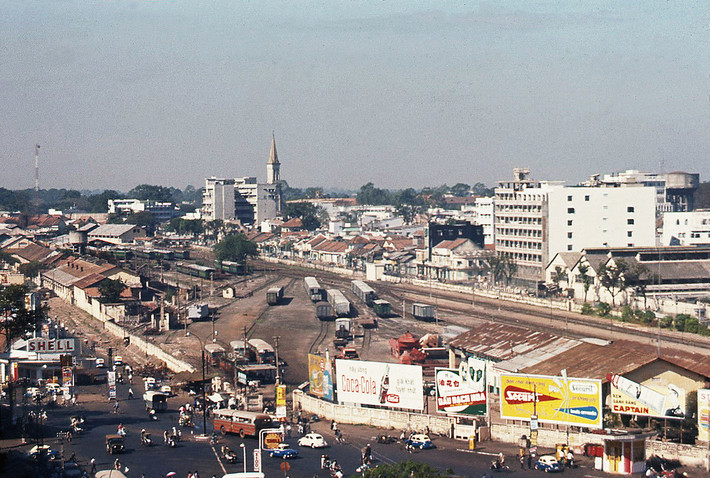 Toàn cảnh ga Sài Gòn năm 1965, nhìn từ một cao ốc đầu đường Hàm Nghi. Ảnh tư liệu.