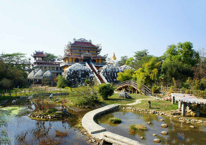 Chùa nằm trên khuôn viên rộng 3,5 ha, mang tên “Việt Nam Phật Quốc Tự”, hoàn thành vào năm 2003. Chùa được xây dựng kiên cố bằng bê-tông, cốt thép với cấu trúc hình vuông và hai mái cong vươn cao như đóa sen vượt khỏi mặt nước bùn lầy. Ảnh: A Đây Rồi.