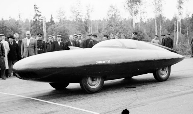 GAZ TR Arrow (1954). GAZ TR Arrow có ngoại hình khá giống GAZ Torpedo, chỉ khác là được trang bị động cơ phản lực. Tốc độ tối đa trên lý thuyết là 500 km/h, nhưng do cơ sở hạ tầng không đáp ứng được nên các thử nghiệm chỉ được tiến hành ở tốc độ 300km/h. Ảnh: Old Concept Cars.
