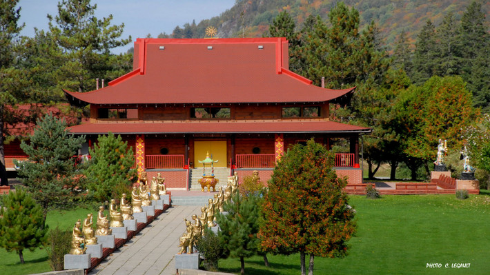  Đại tòng lâm Tam Bảo Sơn. Tọa lạc cạnh thị trấn Harrington, tỉnh Quebéc, Canada, Đại tòng lâm Tam Bảo Sơn (thường gọi là chùa Tam Bảo Sơn) là một trong những ngôi chùa Việt ở nước ngoài nổi tiếng nhất. Chùa cũng là trung tâm Phật giáo lớn nhất của người Việt ở Canada. Ảnh: Tambaoson.com.