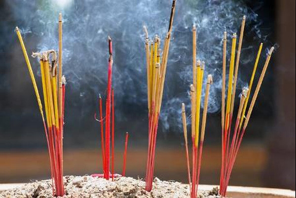 1. Với rất nhiều người, hương trầm là mùi hương Tết Việt đặc trưng. Mùi hương ấy tỏa ra từ bàn thờ gia tiên của các gia đình, từ các cửa đình, cửa chùa thâm trầm, cổ kính, hòa vào gió lan tỏa khắp các phố phường khiến không gian trở nên thanh khiết, ấm cúng lạ thường…