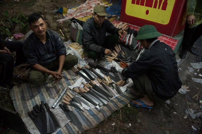 Khách mua đồ lấy may đầu năm.