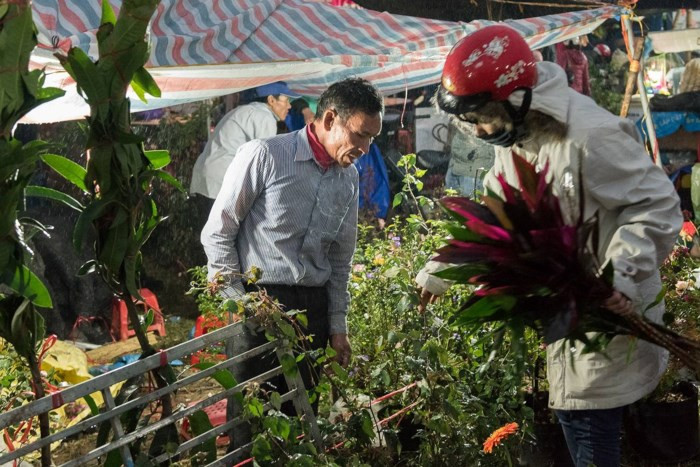 Tuy không phải những mặt hàng đặc trưng của chợ Viềng, nhưng kẻ mua người bán vẫn tấp nập tại các gian hàng bán cây cảnh.