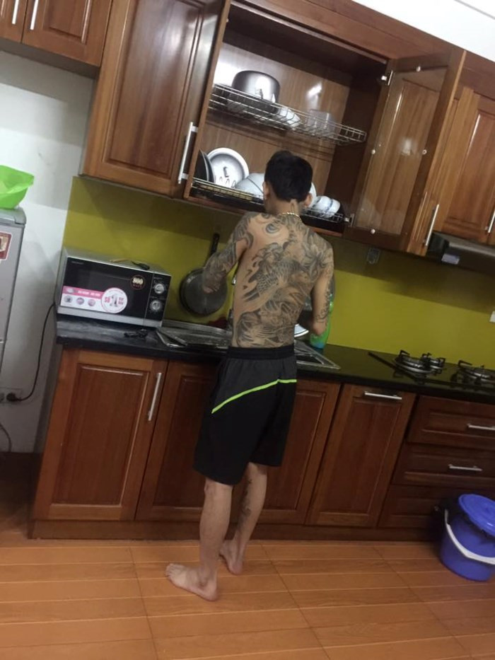Theo cô gái trẻ này chia sẻ, dù người yêu cô xăm trổ đầy mình nhưng khi về nhà, anh cực kỳ yêu thương và giúp đỡ bạn gái mọi việc. “Từ việc dọn nhà, rửa bát, cọ nhà vệ sinh, cắt móng tay, móng chân cho em anh đều làm cho hết. Như thế này đã được gọi là người đàn ông của năm chưa ạ?”, H.T hạnh phúc khoe.