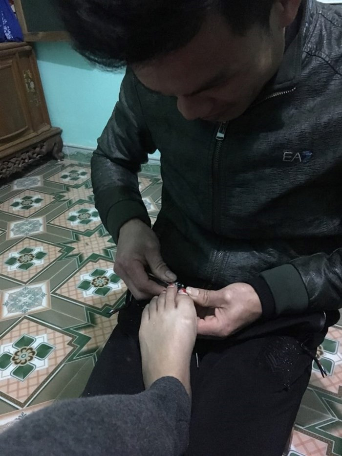 N.A thì nhận định, giữa yêu và cưới có nhiều khác biệt lắm, nên chị em đừng có vội mừng: “Nể nhất mấy chị nào khoe lấy chồng 5-7-10 năm mà chồng vẫn như phút ban đầu vẫn chăm con, lương nộp đủ, chịu thương chịu khó chia sẻ việc nhà với vợ, tôn trọng bố mẹ vợ thì phải công nhận cực nể cực ngưỡng mộ. Còn đánh nhau cãi nhau thì gia đình nào cũng có rồi ít hay nhiều thôi. Chứ cái tầm yêu với lấy 1-2 năm ấy mà vẫn là mật ngọt lắm là chuyện bình thường”.