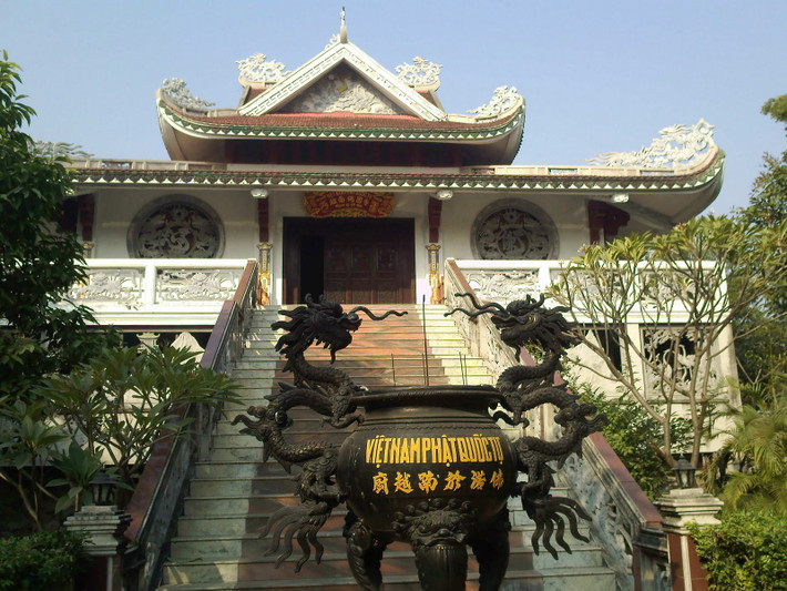 Sau chánh điện là hậu Tổ, tôn thờ các vị Thánh đệ tử và các vị Thánh Tăng Việt Nam qua các triều đại. Đối diện với bàn thờ Tổ là khu tưởng niệm các vị anh linh Tổ quốc Việt Nam, có cả ảnh chân dung Chủ tịch Hồ Chí Minh và lá cờ đỏ sao vàng. Ảnh: Chùa nổi tiếng.