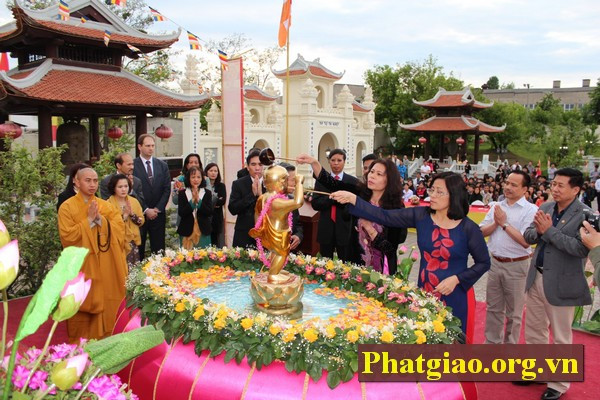 Được xây dựng bởi các bàn tay Việt, chùa Trúc Lâm - Kharkov có đầy đủ các hạng mục như tất cả các ngôi chùa trên đất mẹ Việt Nam như điện Tam bảo, Nhà tổ, Bảo tháp, Tháp Quan âm, Tháp chuông, Tháp khánh, Nhà khách, Tam quan. Ảnh: Phatgiao.org.vn.