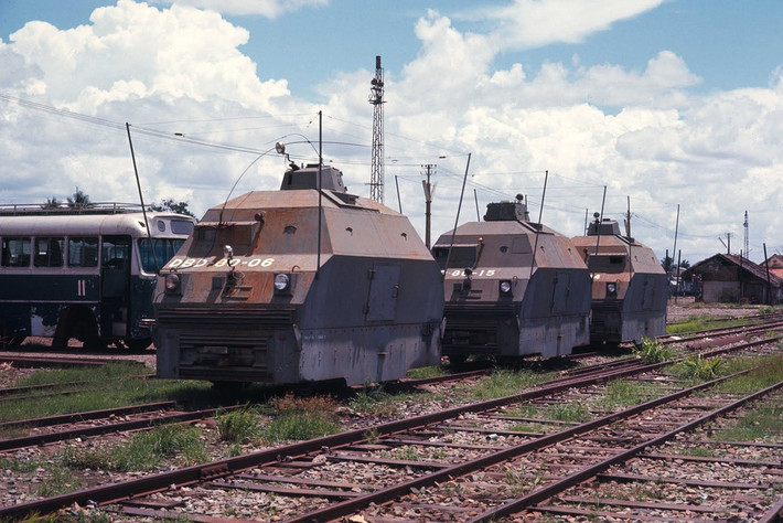 Các toa bọc thép trên sân ga Sài Gòn năm 1969. Từ năm 1983, ga Sài Gòn chuyển về vị trí ga Hòa Hưng ở quận 3. Khu vực nhà ga cũ sau đó được cải tạo thành công viên 23/9 như ngày nay. Ảnh: Brian Wickham.