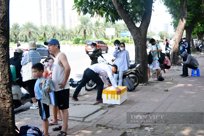 Để tránh tình trạng chen lấn và ùn tắc, nhiều người đã lựa chọn về quê muộn. Hình ảnh được ghi nhận trên Đại lộ Thăng Long.