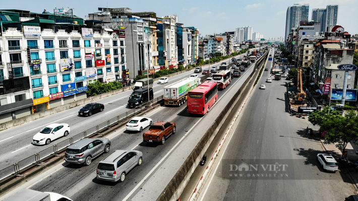 Ngày đầu kỳ nghỉ lễ Quốc khánh 2/9, lượng phương tiện dồn lên đường vành đai 3 trên cao để ra cửa ngõ thành phố khá lớn, gây ra tình trạng ùn tắc cục bộ. Dòng ô tô nhích từng mét, di chuyển theo hướng từ cầu Mai Dịch - cao tốc Pháp Vân - Cầu Giẽ.