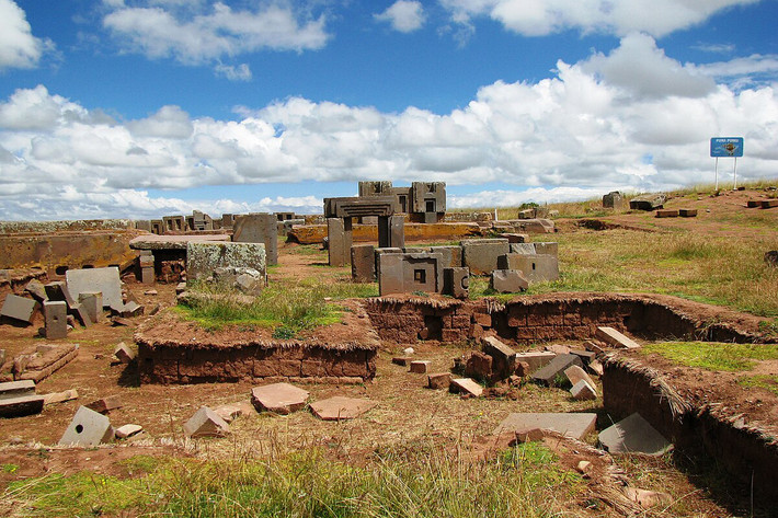 Nằm ở khu vực cao nguyên Aymara của Bolivia, Puma Punku là một khu di tích bí ẩn với hàng trăm khối đá được đục đẽo vuông vức nằm rải rác trên một diện tích rộng lớn. Ảnh: Wikipedia.