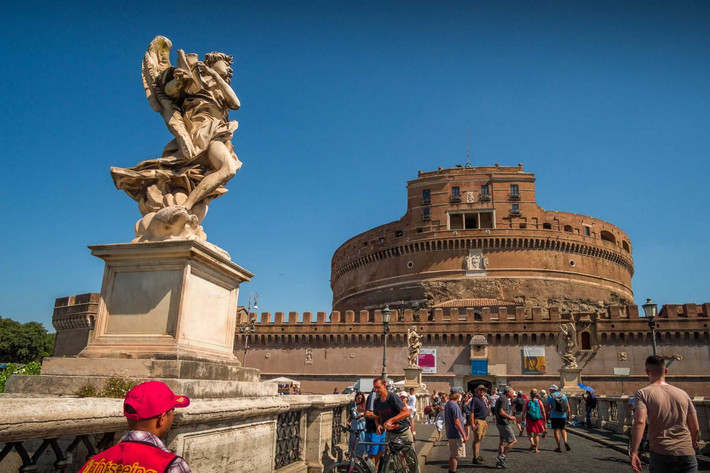 Sau nhiều thế kỷ đảm nhiệm vai trò của một pháo đài, ngày nay, lăng mộ Hadrian được sử dụng làm bảo tàng và là một trong những địa điểm thu hút du khách nhiều nhất ở Roma. Ảnh: Violeta Matei.