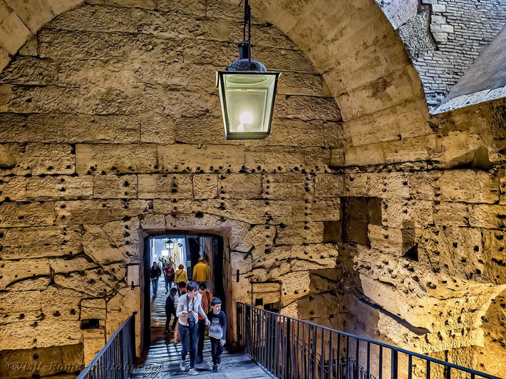 Thi hài của hoàng đế Hadrian đã được đặt ở lăng mộ từ năm 138, cùng với thi hài người vợ Sabina và con trai nuôi đầu tiên của ông là Lucius Aelius. Ảnh: Visit Rome Italy.