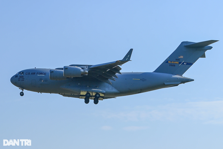 C-17 Globemaster III, do hãng Boeing sản xuất, là máy bay vận tải quân sự hạng nặng. C-17 được Không quân Mỹ phát triển từ thập niên 1980, 1990 của thế kỷ trước với sự hỗ trợ của hãng hàng không McDonnell Douglas (Ảnh: Tiến Tuấn).