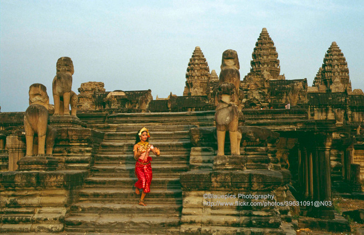 Vũ công Khmer nhảy điệu Aspara trên những bậc thang của phế tích.