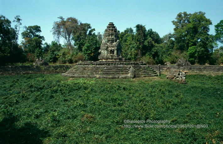 Đền Neak Pean, cách đền Ta Prohm và đền đền Banteay Kdei khoảng 3km về phía Bắc.