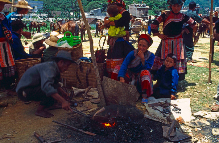 Người thợ rèn hành nghề ở chợ.