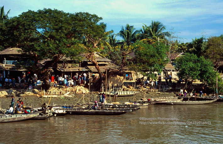 Khung cảnh nhìn từ chuyến tàu từ Sittwe đi Mrauk U.