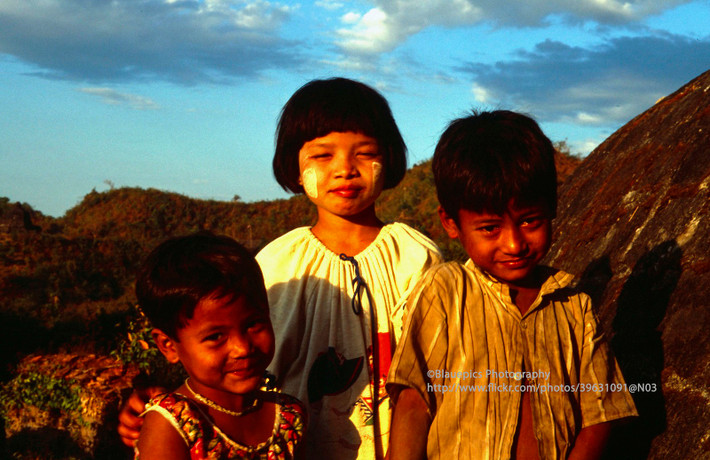 Trẻ em Mrauk U.