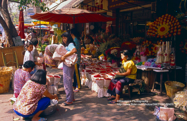 Cửa hàng bán hoa trên đường phố Bangkok.