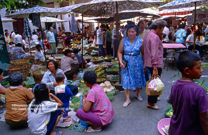 Khu chợ bùa chú cạnh chùa Mahathat Yuwaratrangsarit, gần Cung điện Hoàng Gia.