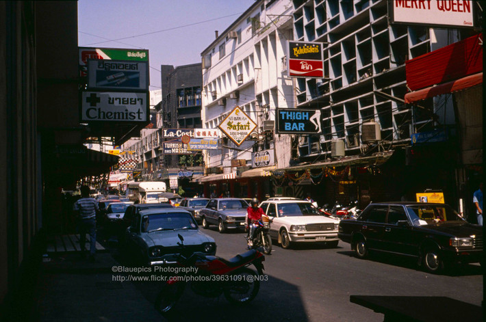 Phố Patpong ban ngày. Đây là khu phố đèn đỏ lâu đời nhất Bangkok.