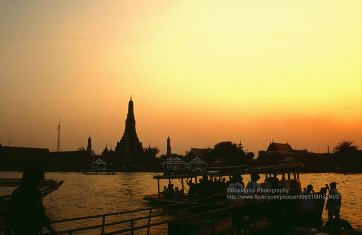 Hoàng hôn trên sông Chao Phraya. Chùa Arun ở bên kia sông.