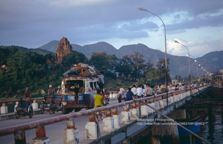 Trên cầu Xóm Bóng, Tháp Po Nagar nằm trên quả đồi phía xa.
