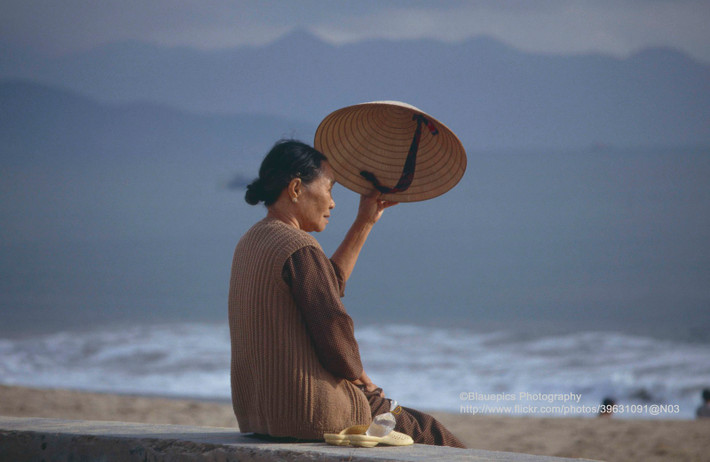 Cụ bà thưởng thức cảnh biển Nha Trang.