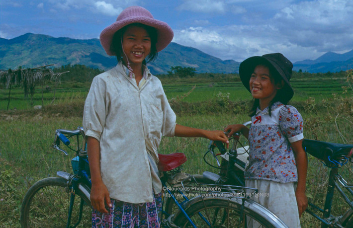 Hai bé gái ở vùng nông thôn gần Phan Rang - Tháp Chàm.