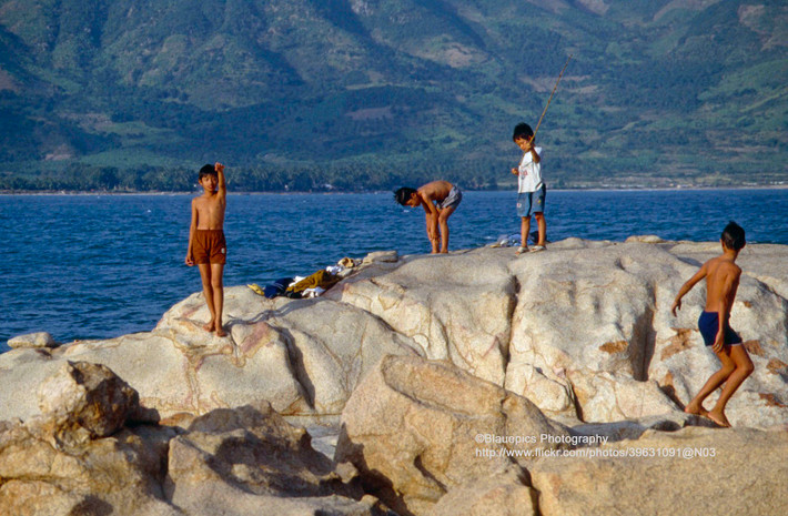 Những đứa trẻ ở Hòn Chồng, Nha Trang.