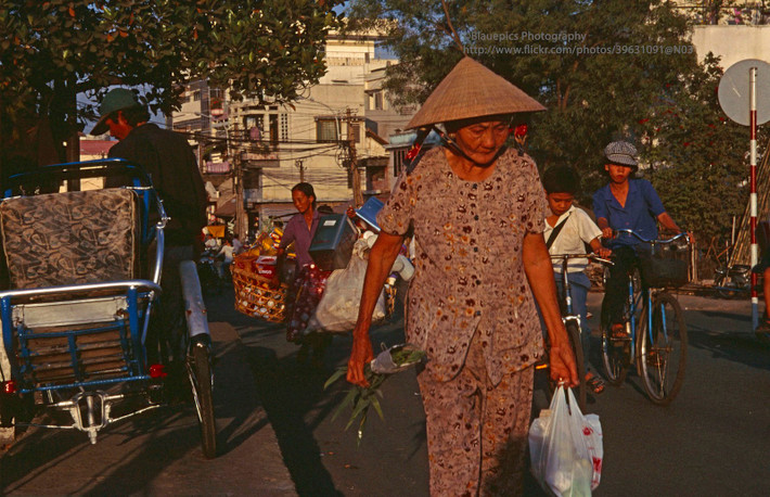 Khung cảnh đời thường trên một con phố buổi chiều.