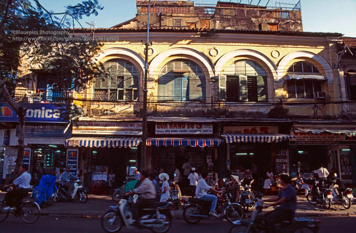 Những ngôi nhà cổ trên phố Huỳnh Thúc Kháng, TP. HCM năm 1998. Ảnh: Gunter Hartnagel/Flickr.