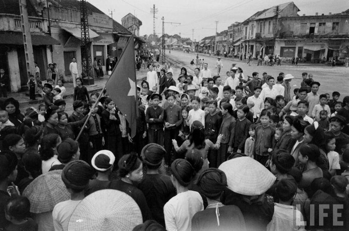 Hàng trăm người tập trung ở Ngã Tư Sở để hát vang những bài ca yêu nước.