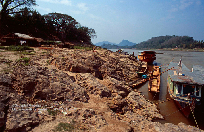 Bền thuyền bên bờ sông Mekong ở Luang Prabang.