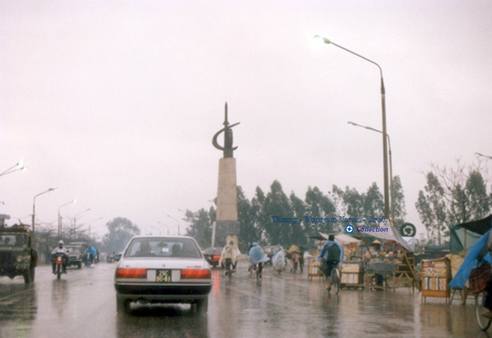 Ngã ba Cầu Chui, huyện Gia Lâm, Hà Nội năm 1991. Ảnh: Lewis M. Stern.